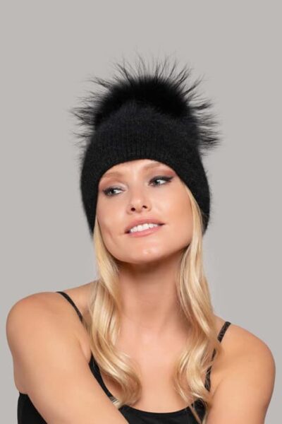 Lenora hat with pompom in Black color